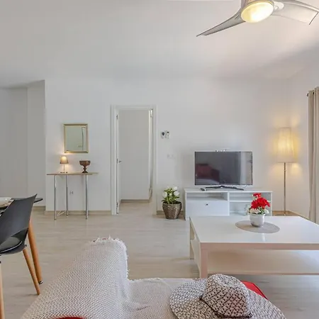 Benalroma Spacious 50 Mt From The Apartment